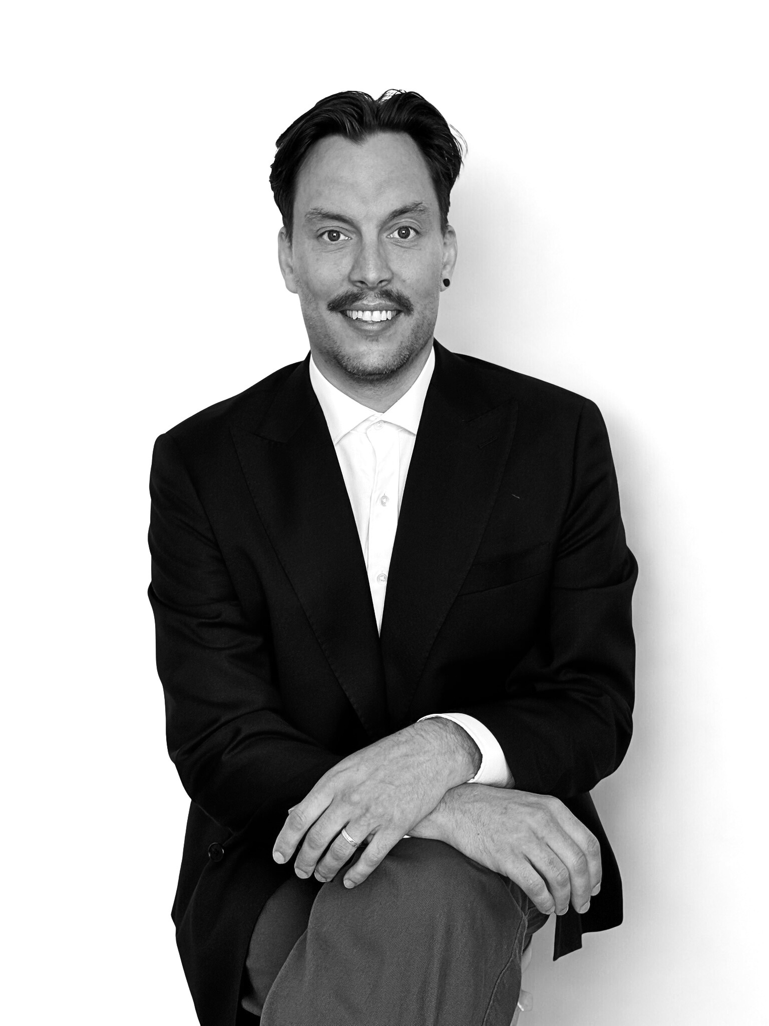 pyry_suit_bw_with_bg